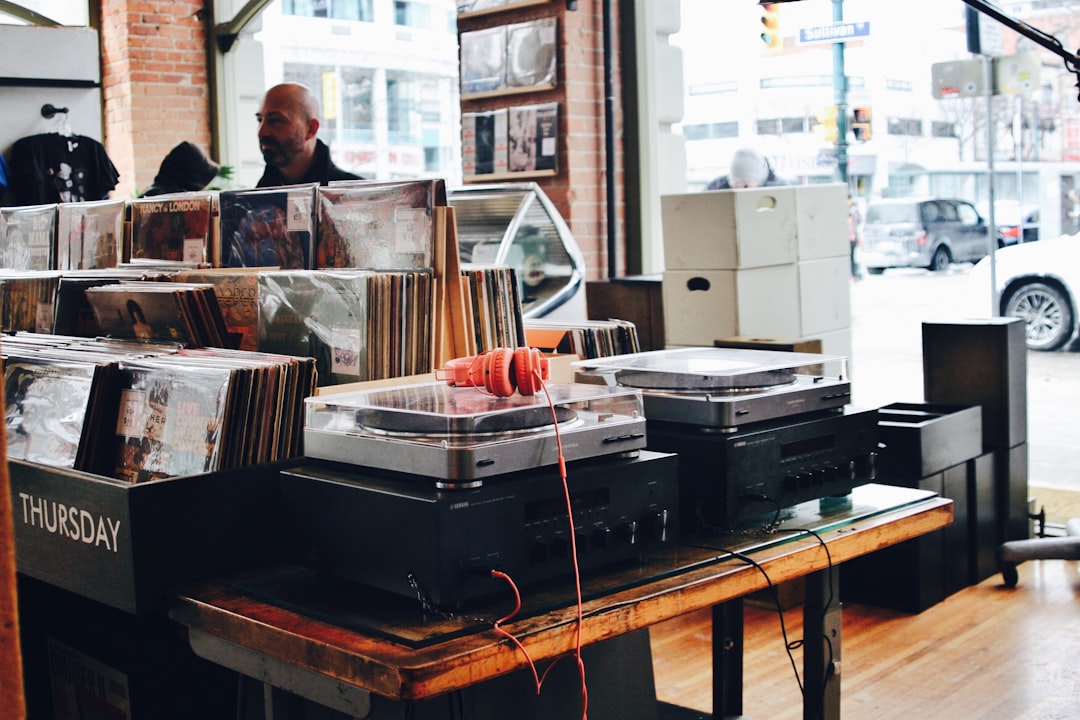 Photo Turntables, headphones